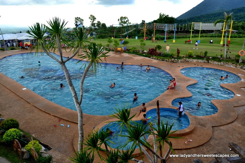 footprint shaped pool at Campuestohan Highland Resort